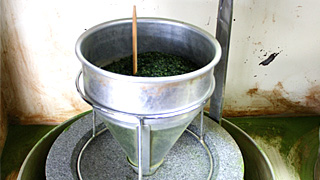 写真: 碾茶挽き